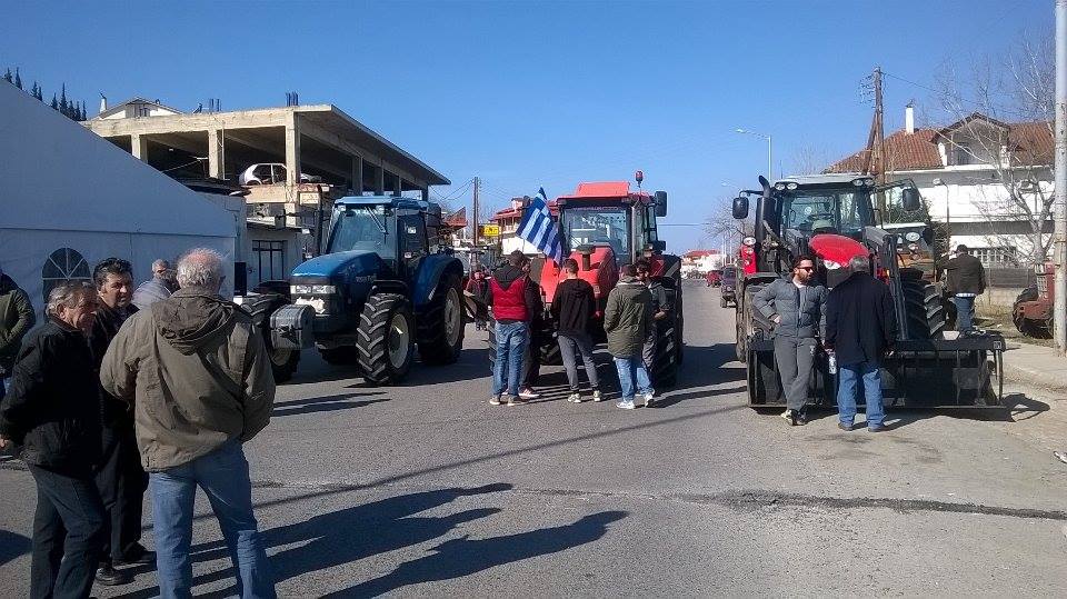 Παραμένουν στο μπλόκο του Δομοκού οι αγρότες (photos) Παραμένουν στο μπλόκο του Δομοκού οι αγρότες (photos)