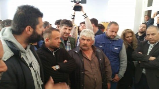 Άγριος προπηλακισμός των βουλευτών του ΣΥΡΙΖΑ Κορινθίας απο τους αγρότες (βιντεο) Άγριος προπηλακισμός των βουλευτών του ΣΥΡΙΖΑ Κορινθίας απο τους αγρότες (βιντεο)