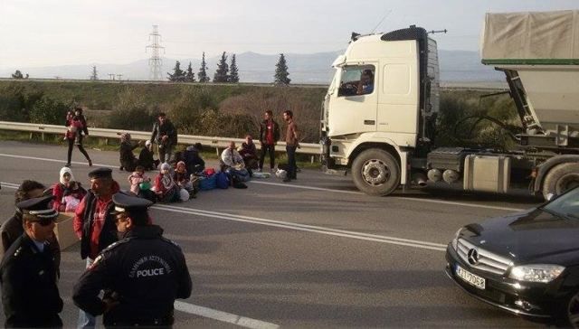 Έκλεισαν το δρόμο οι πρόσφυγες – Θέλουν να φύγουν από Θερμοπύλες Έκλεισαν το δρόμο οι πρόσφυγες – Θέλουν να φύγουν από Θερμοπύλες