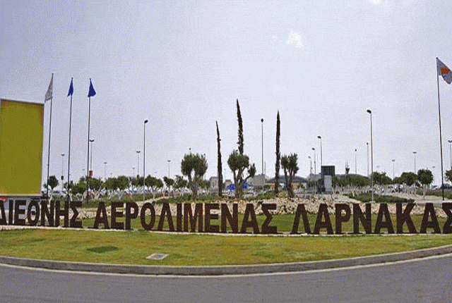 Συναγερμός στην Κύπρο: Αεροπλάνο με αεροπειρατές προσγειώνεται στη Λάρνακα Συναγερμός στην Κύπρο: Αεροπλάνο με αεροπειρατές προσγειώνεται στη Λάρνακα