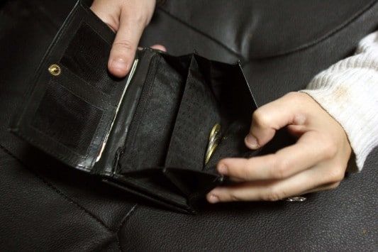 Σε εισφορές και φόρους το 60% του μισθού μας! Σε εισφορές και φόρους το 60% του μισθού μας!