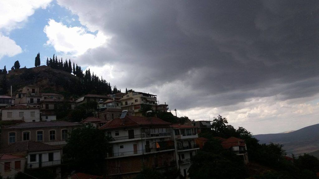 Καταιγίδα και έντονη βροχόπτωση στον Δομοκό (Φωτό)