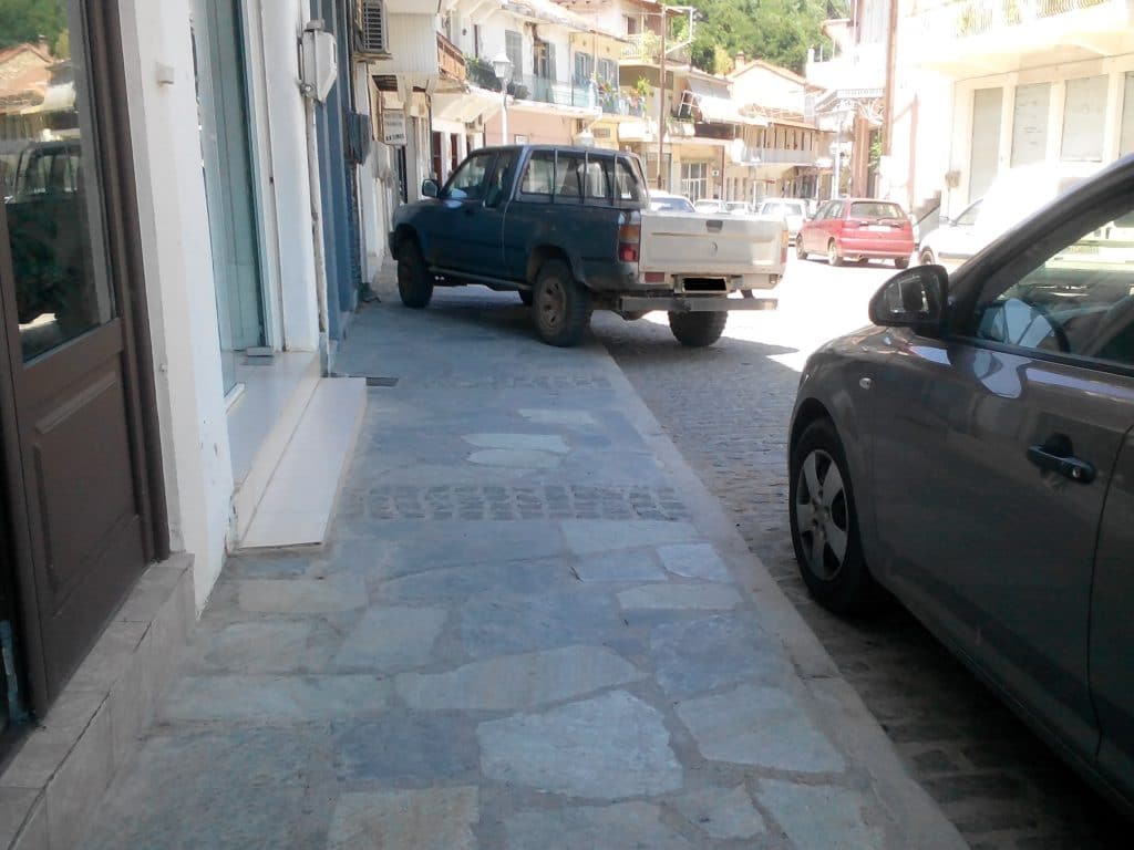 Δες τι μπορείς να κάνεις για να βρεις ίσκιο!Απίστευτο παρκάρισμα! Δες τι μπορείς να κάνεις για να βρεις ίσκιο!Απίστευτο παρκάρισμα!