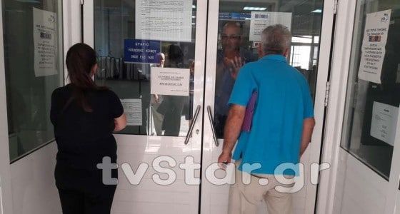 Λαμία: Έκοψε τις φλέβες του μπροστά στο γκισέ του ΟΑΕΕ. ( video)