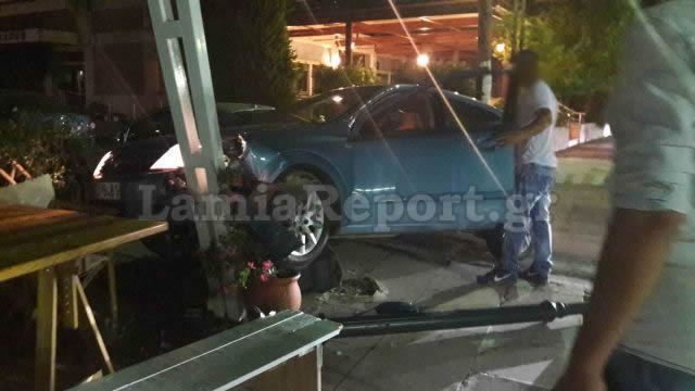Αυτοκίνητο σε μαγαζί τα ξημερώματα στα Καμένα Βούρλα(ΦΩΤΟ) Αυτοκίνητο σε μαγαζί τα ξημερώματα στα Καμένα Βούρλα(ΦΩΤΟ)