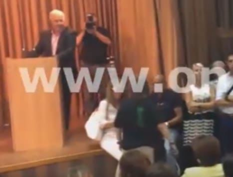 ΜΠΟΥΚΑΡΑΝ ΑΓΡΟΤΕΣ την ώρα ομιλίας του Β.Αποστόλου και έγινε ΜΠΑΧΑΛΟ! (βίντεο) ΜΠΟΥΚΑΡΑΝ ΑΓΡΟΤΕΣ την ώρα ομιλίας του Β.Αποστόλου και έγινε ΜΠΑΧΑΛΟ! (βίντεο)