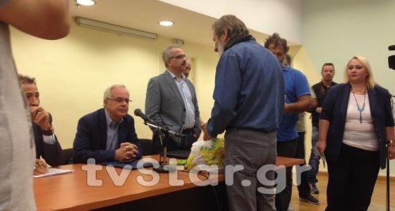 Έκραξαν τον υπουργό Βαγγέλη Αποστόλου και αποχώρησαν οι αγρότες(video)