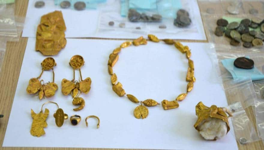 Εξαρθρώθηκε διεθνές κύκλωμα αρχαιοκαπήλων που δρούσε σε όλη την Ελλάδα – Τεράστιοι θησαυροί (εικόνες) Εξαρθρώθηκε διεθνές κύκλωμα αρχαιοκαπήλων που δρούσε σε όλη την Ελλάδα – Τεράστιοι θησαυροί (εικόνες)