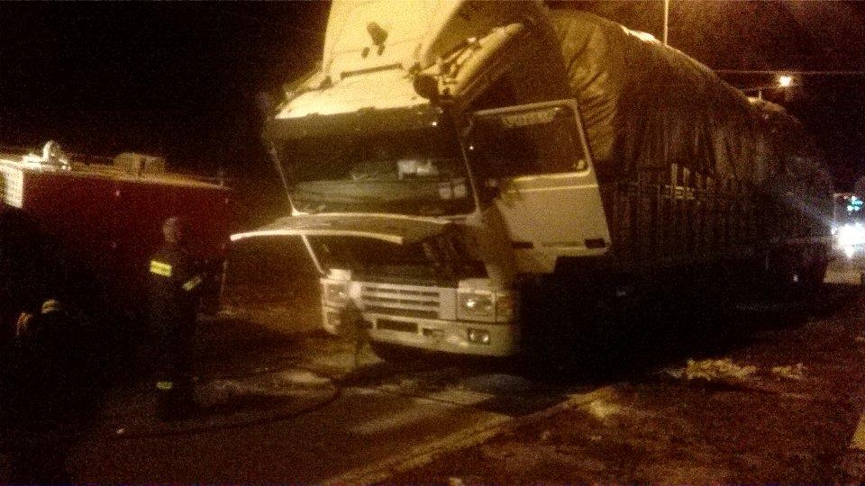 Έκτακτο – “Λαμπάδιασε” νταλίκα στην Εθνική Οδό, Κλειστός ο δρόμος Έκτακτο – “Λαμπάδιασε” νταλίκα στην Εθνική Οδό, Κλειστός ο δρόμος