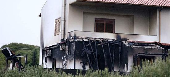 ΕΝΤΟΛΗ ΤΣΙΠΡΑ: Η αντιτρομοκρατική αναλαμβάνει το καμένο σπίτι του αρχιδιαιτητή Μπίκα ΕΝΤΟΛΗ ΤΣΙΠΡΑ: Η αντιτρομοκρατική αναλαμβάνει το καμένο σπίτι του αρχιδιαιτητή Μπίκα