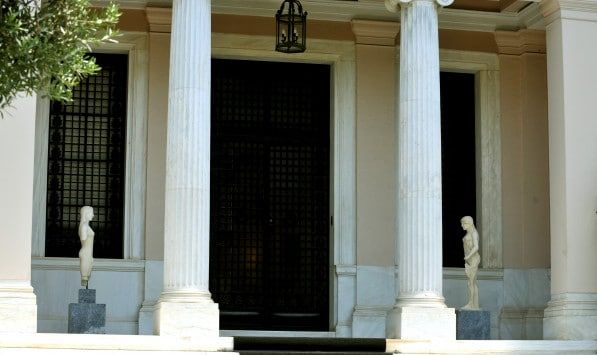 Κυβέρνηση: «Εκλογές αν επιμείνουν για αφορολόγητο και μειώσεις συντάξεων» Κυβέρνηση: «Εκλογές αν επιμείνουν για αφορολόγητο και μειώσεις συντάξεων»