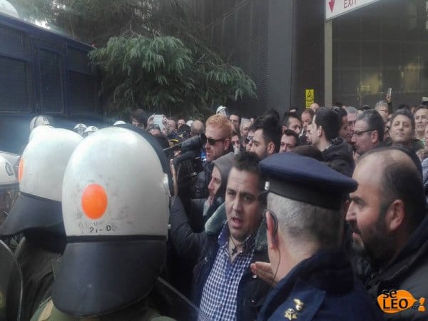 ΤΩΡΑ: Ένταση και παρέμβαση των ΜΑΤ στη Θεσσαλονίκη – Αγρότες σήκωσαν το κιγκλίδωμα και πέρασαν στη ΔΕΘ (ΦΩΤΟ ) ΤΩΡΑ: Ένταση και παρέμβαση των ΜΑΤ στη Θεσσαλονίκη – Αγρότες σήκωσαν το κιγκλίδωμα και πέρασαν στη ΔΕΘ (ΦΩΤΟ )