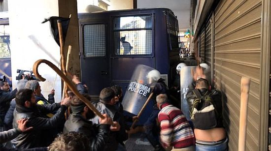 Στην Αθήνα οι αγρότες της Κρήτης: Ένταση και χημικά έξω από το Αγροτικής Ανάπτυξης Στην Αθήνα οι αγρότες της Κρήτης: Ένταση και χημικά έξω από το Αγροτικής Ανάπτυξης