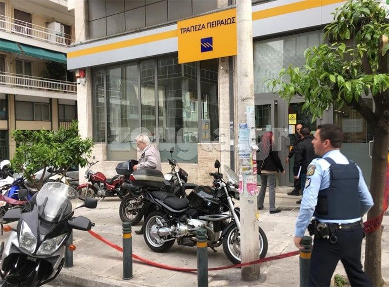 Ριφιφί σε τράπεζα κάτω από τη μύτη της ΕΛ.ΑΣ. Ριφιφί σε τράπεζα κάτω από τη μύτη της ΕΛ.ΑΣ.