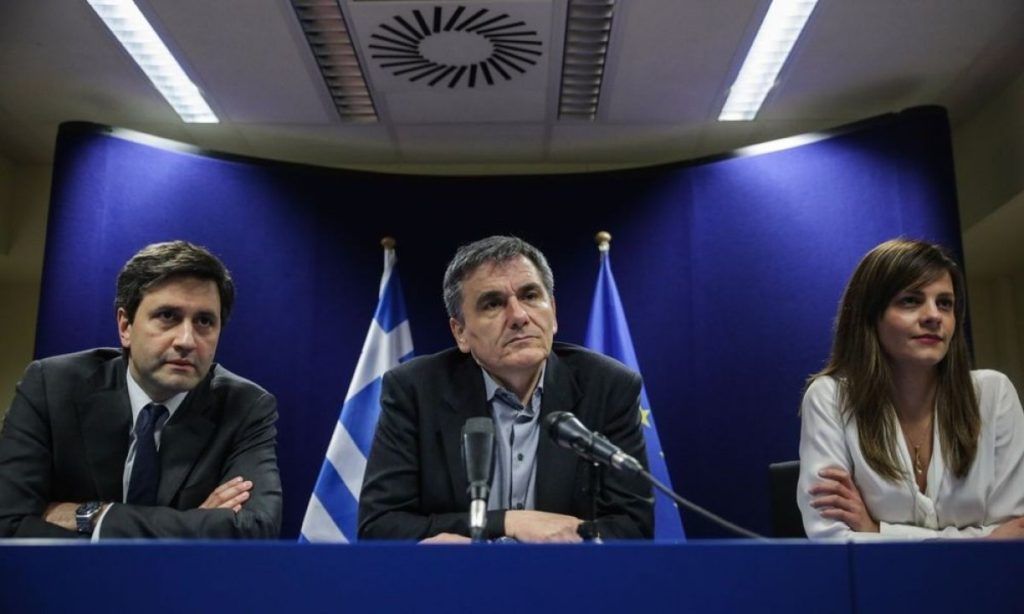 Έκλεισε η συμφωνία για το 4ο μνημόνιο – Σοκ και δέος για τα νέα μέτρα – Στα 5.681 ευρώ το αφορολόγητο – Μειώσεις 9% στις συντάξεις