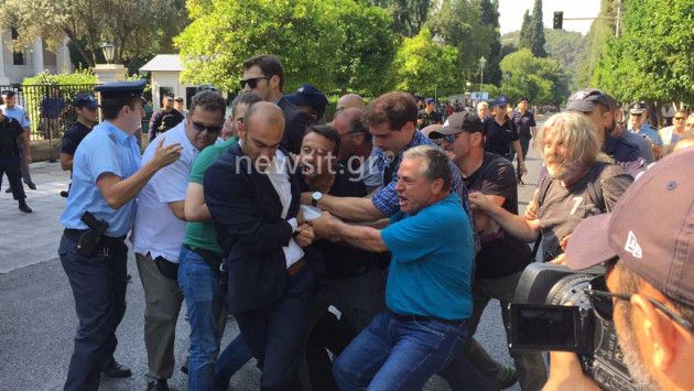 Ένταση έξω από το Μαξίμου πριν την συνάντηση με Τσίπρα Ένταση έξω από το Μαξίμου πριν την συνάντηση με Τσίπρα