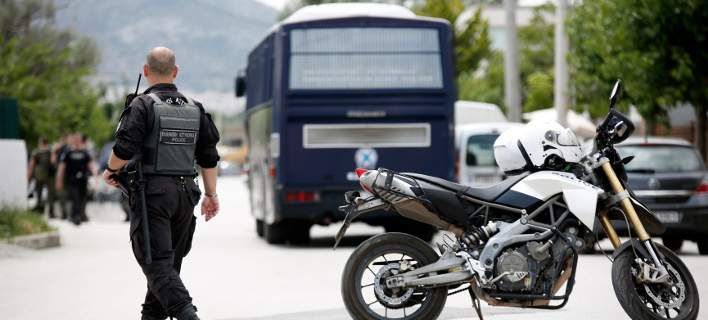 Μενίδι: Αδέσποτη σφαίρα πέρασε ξυστά από το κεφάλι κοριτσιού Μενίδι: Αδέσποτη σφαίρα πέρασε ξυστά από το κεφάλι κοριτσιού