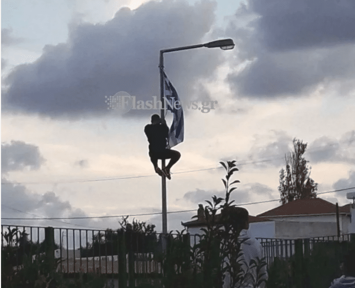 Μαθητής πήρε αποβολή γιατί ύψωσε σημαία στο σχολείο του Μαθητής πήρε αποβολή γιατί ύψωσε σημαία στο σχολείο του