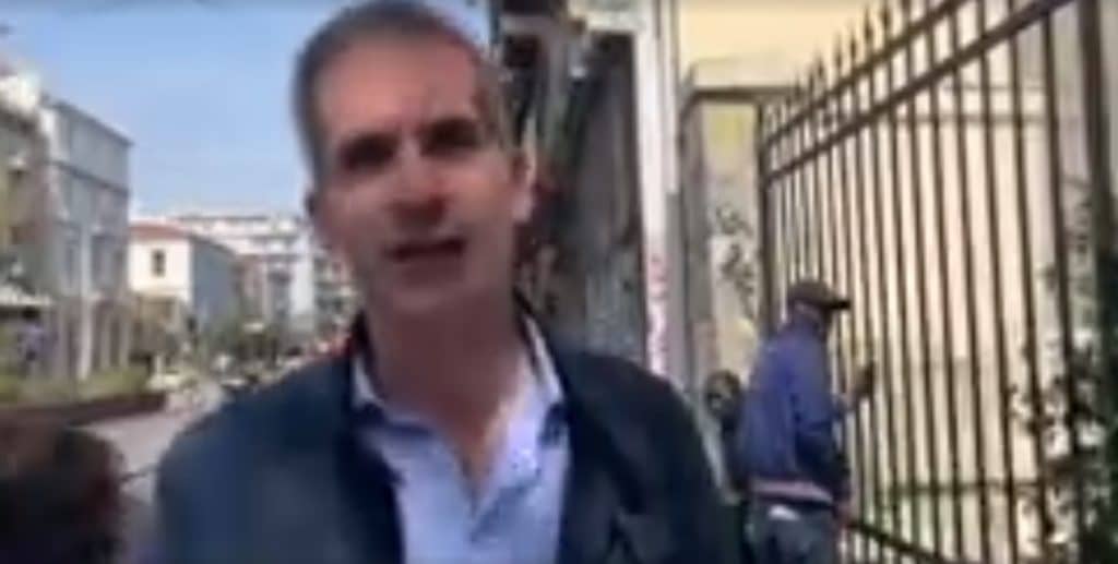 O K.Mπακογιάννης πήγε έξω από την ΑΣΟΕΕ – Δείτε τι του έκαναν οι «μετανάστες πωλητές» (ΒΙΝΤΕΟ)