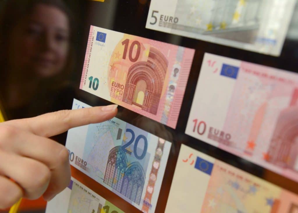 DW: Πώς εντοπίζονται τα πλαστά χαρτονομίσματα. DW: Πώς εντοπίζονται τα πλαστά χαρτονομίσματα.