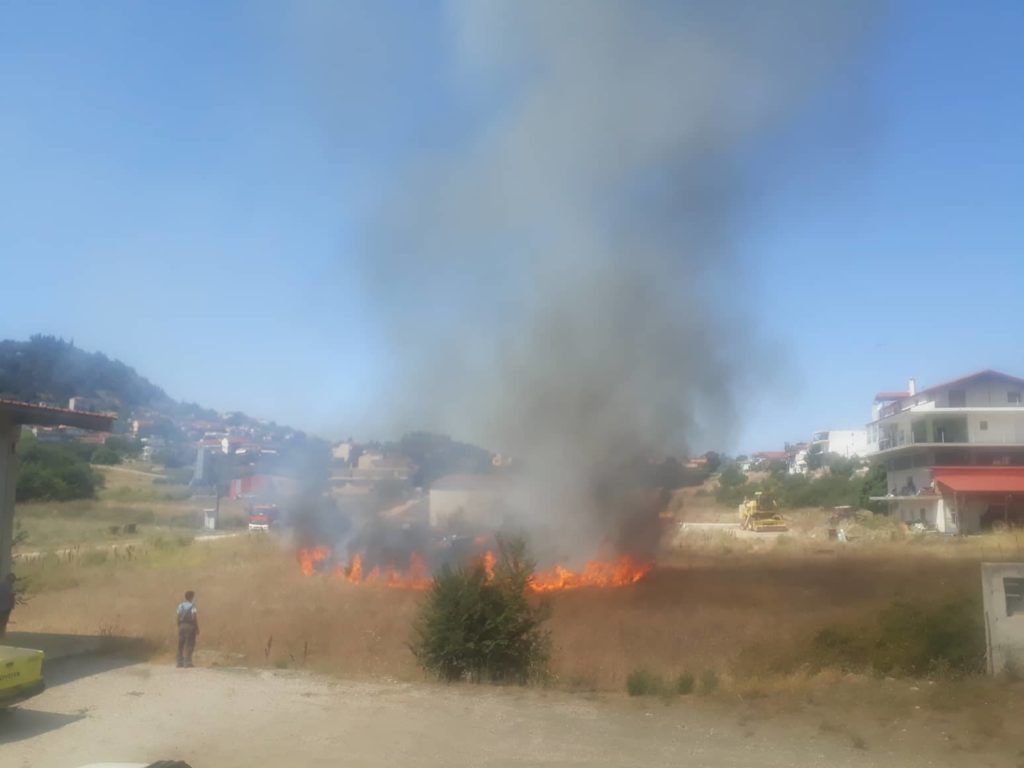 Συμβαίνει τώρα ……φωτιά στις εργατικές κατοικίες Δομοκού Συμβαίνει τώρα ……φωτιά στις εργατικές κατοικίες Δομοκού