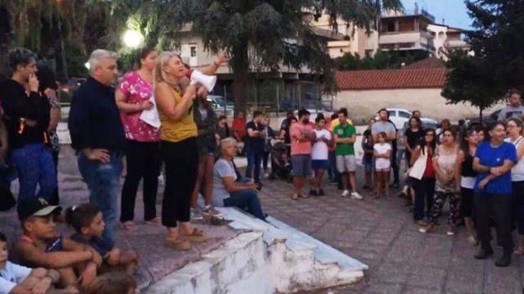Κλείνουν το δρόμο οι κάτοικοι στον Καραβόμυλο για το hot spot Κλείνουν το δρόμο οι κάτοικοι στον Καραβόμυλο για το hot spot