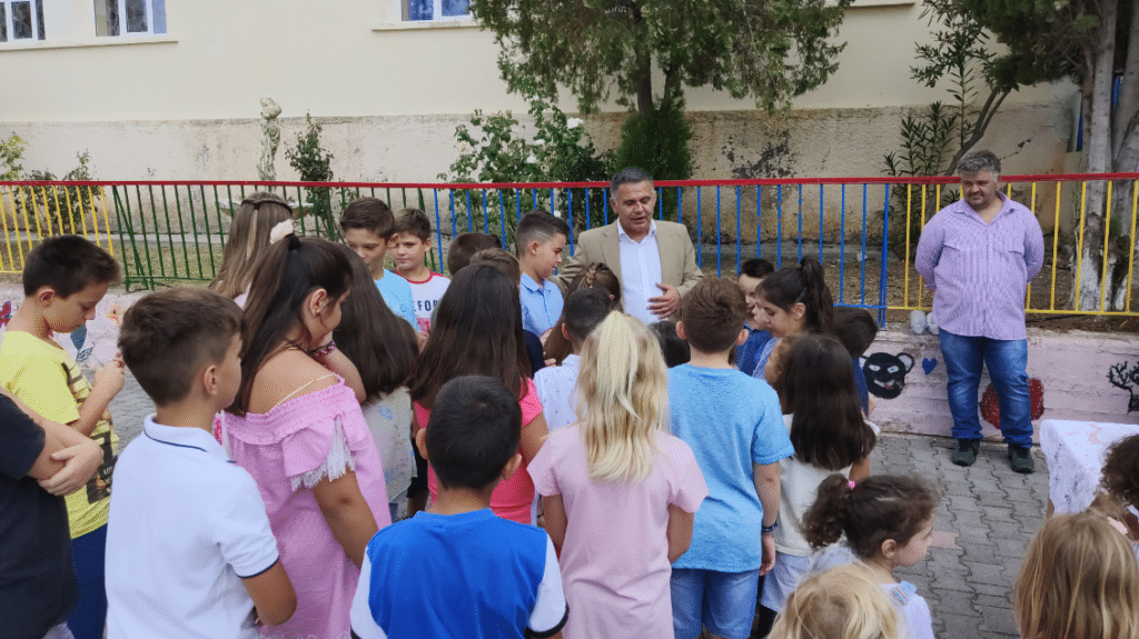 Στο Δημοτικό Σχολείο Εξάρχου πήγε για τον Αγιασμό ο Ηλίας Κυρμανίδης