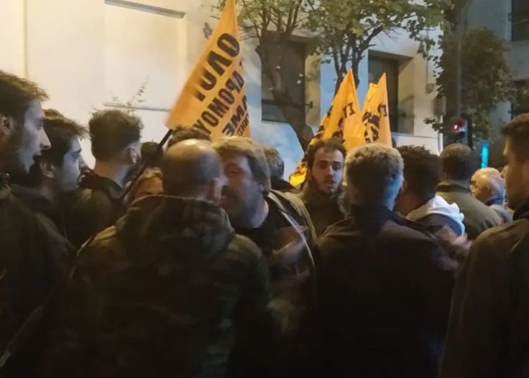 Μικροεπεισόδια σε βάρος βουλευτών και στελεχών του ΣΥΡΙΖΑ στην πορεία για το Πολυτεχνείο στον Βόλο Μικροεπεισόδια σε βάρος βουλευτών και στελεχών του ΣΥΡΙΖΑ στην πορεία για το Πολυτεχνείο στον Βόλο