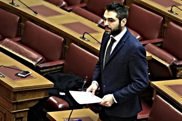 Γ. Σαρακιώτης:«Ο κ. Πρωθυπουργός τελεί υπό την επήρεια του μεθυστικού ηλιοβασιλέματος στη Σαντορίνη» Γ. Σαρακιώτης:«Ο κ. Πρωθυπουργός τελεί υπό την επήρεια του μεθυστικού ηλιοβασιλέματος στη Σαντορίνη»