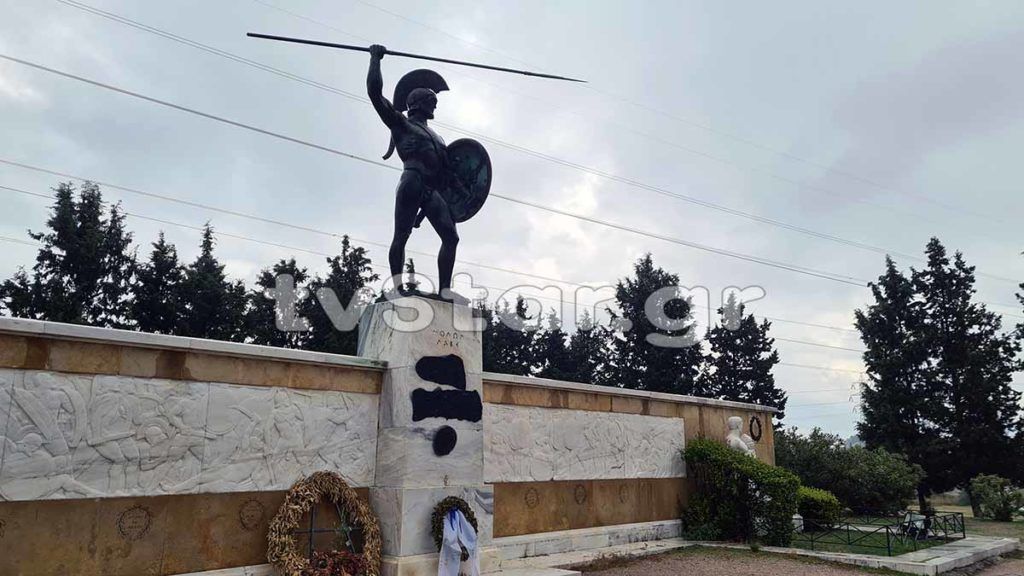 Έβαψαν με μαύρη μπογιά το μνημείο του Λεωνίδα στις Θερμοπύλες.