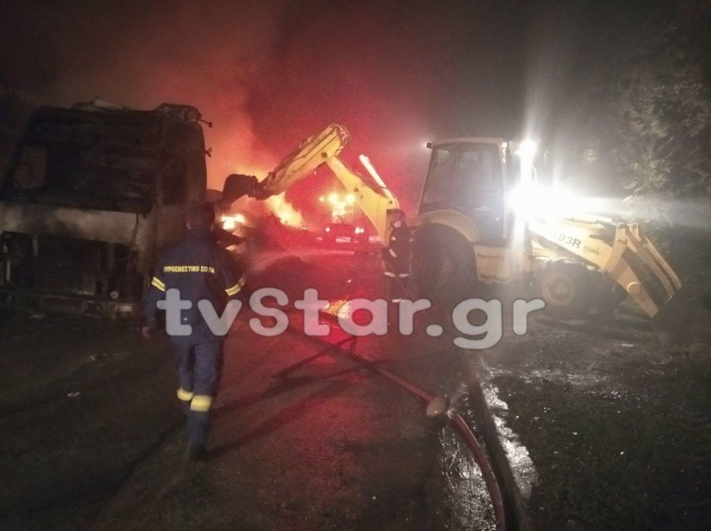 Καμένα Βούρλα: Φωτιά και εκρήξεις σε νταλίκα (φώτο & video)