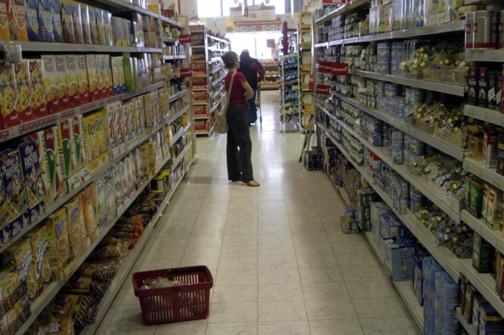 Τέλος η πώληση ρούχων, παπουτσιών και ηλεκτρικών ειδών από τα σούπερ μάρκετ