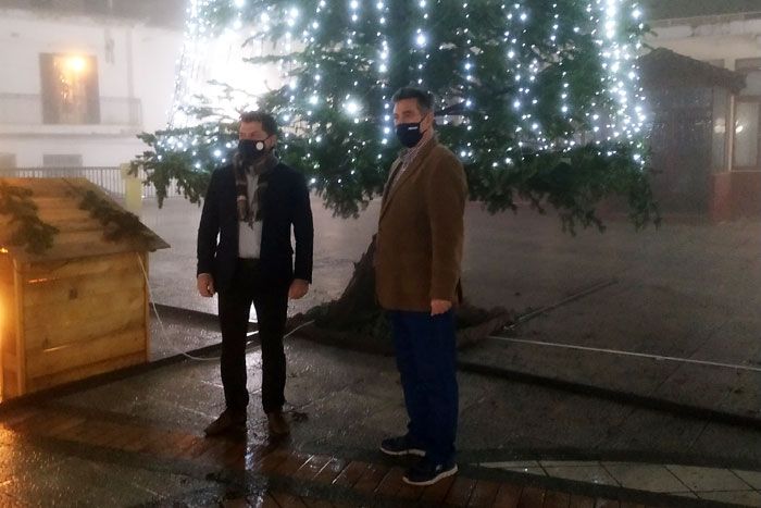 Άναμμα δέντρου στο Δομοκό! Άναμμα δέντρου στο Δομοκό!