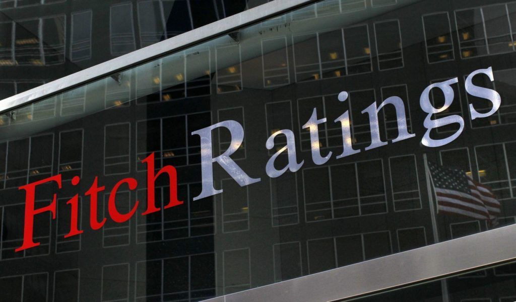 Fitch: Βιώσιμο το ελληνικό χρέος – Διαχειρίσιμες οι εισροές νέων NPEs στις ελληνικές τράπεζες Fitch: Βιώσιμο το ελληνικό χρέος – Διαχειρίσιμες οι εισροές νέων NPEs στις ελληνικές τράπεζες