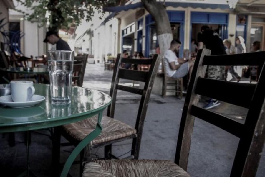 Άνοιξε καφενείο στην «κόκκινη» Λοκρίδα και σέρβιρε πελάτες Άνοιξε καφενείο στην «κόκκινη» Λοκρίδα και σέρβιρε πελάτες