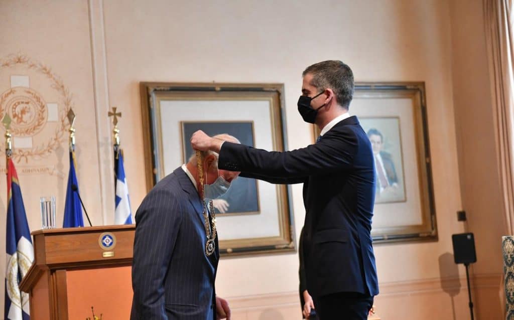 Τον γύρο του κόσμου έκανε το μετάλλιο Μπακογιάννη στον πρίγκιπα Κάρολο
