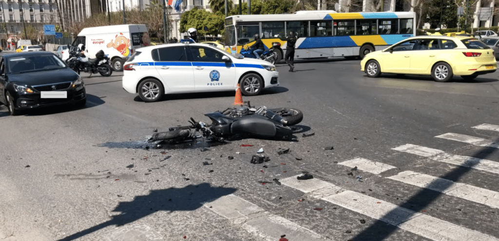 Τροχαίο στη Βουλή: Βίντεο αποκαλύπτει τη σκηνή της σφοδρής σύγκρουσης