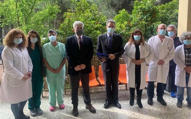 Το προσωπικό του Νοσοκομείου «Σωτηρία» ευχαρίστησε από κοντά ο υφυπουργός Παιδείας Άγ. Συρίγος Το προσωπικό του Νοσοκομείου «Σωτηρία» ευχαρίστησε από κοντά ο υφυπουργός Παιδείας Άγ. Συρίγος