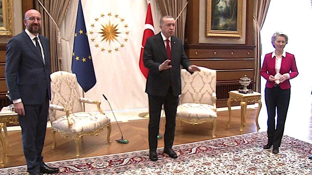 Βίντεο: Ο Ερντογάν αφήνει την Ούρσουλα φον ντερ Λάιεν όρθια, δείχνοντας πώς αντιμετωπίζει την Ευρώπη