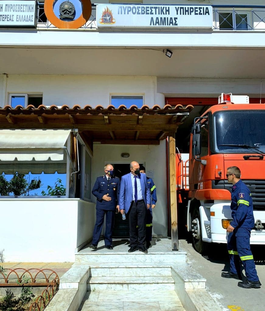 Ο Γιάννης Οικονόμου στην Πυροσβεστική Υπηρεσία Λαμίας. Ο Γιάννης Οικονόμου στην Πυροσβεστική Υπηρεσία Λαμίας.