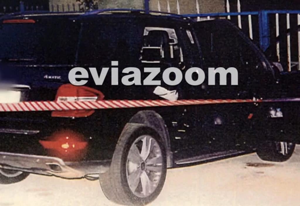Χαλκίδα: Ένταση, βρισιές και χειροδικίες μετά την αθώωση του κουμπάρου για τη δολοφονία του επιχειρηματία (video) Χαλκίδα: Ένταση, βρισιές και χειροδικίες μετά την αθώωση του κουμπάρου για τη δολοφονία του επιχειρηματία (video)
