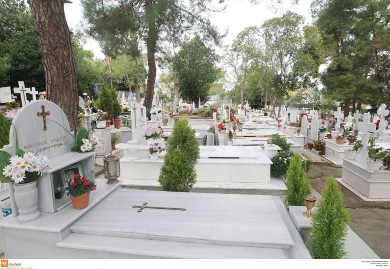 Καβάλα: Δεύτερη ταφή της σορού που έκλεψαν από το νεκροταφείο – Ξεσπάει η χήρα του 76χρονου (video) Καβάλα: Δεύτερη ταφή της σορού που έκλεψαν από το νεκροταφείο – Ξεσπάει η χήρα του 76χρονου (video)