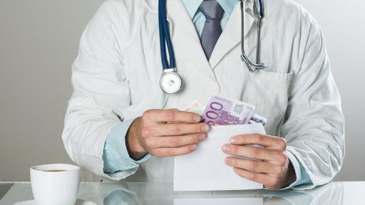 Θεσσαλονίκη: Φυλάκιση 10 μηνών σε γιατρό νοσοκομείου για «φακελάκι» Θεσσαλονίκη: Φυλάκιση 10 μηνών σε γιατρό νοσοκομείου για «φακελάκι»