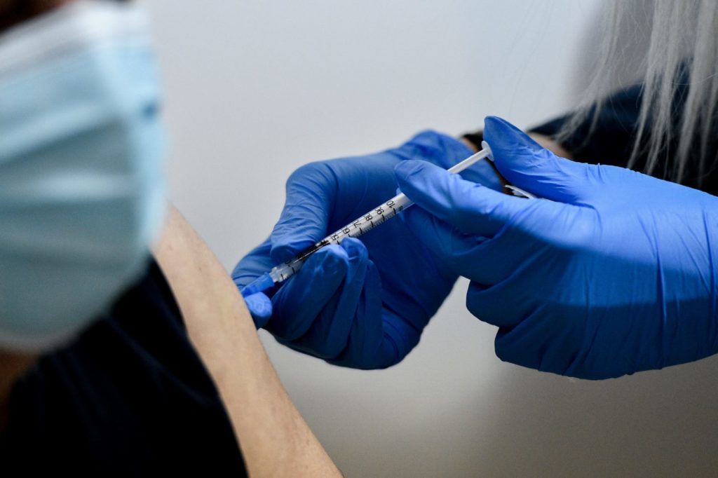 Εμβολιασμοί σε 1.800 κέντρα: Ποιοι παίρνουν σειρά – Ξεκινούν και κατ’ οίκον εμβολιασμοί