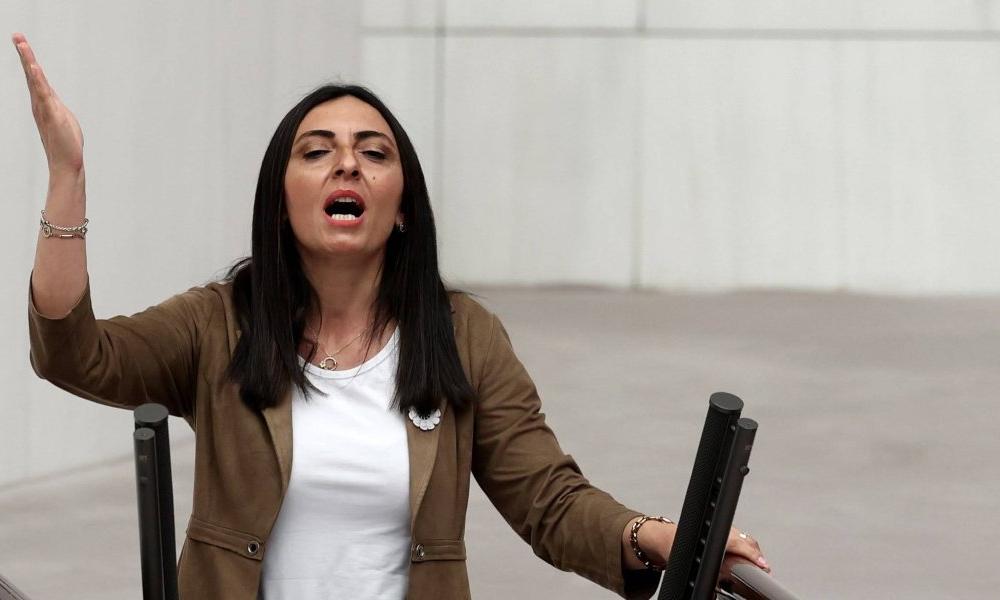Τουρκία: Βουλευτής της αντιπολίτευσης τραγούδησε στη Βουλή για να διαμαρτυρηθεί κατά του Ερντογάν Τουρκία: Βουλευτής της αντιπολίτευσης τραγούδησε στη Βουλή για να διαμαρτυρηθεί κατά του Ερντογάν