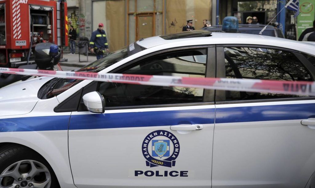 Θρίλερ στην Καλλιθέα: Το λευκό σεντόνι με το αίμα, οι δύο σοροί και το αναστατωμένο δωμάτιο