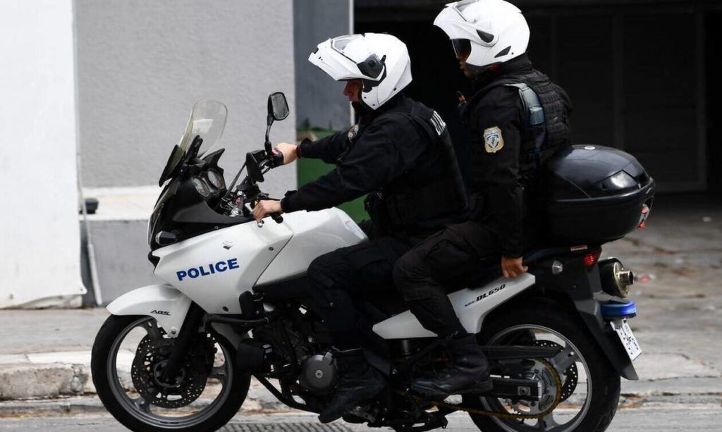 Μυτιλήνη: Σύλληψη ειδικού φρουρού μετά από πυροβολισμούς με το υπηρεσιακό του όπλο Μυτιλήνη: Σύλληψη ειδικού φρουρού μετά από πυροβολισμούς με το υπηρεσιακό του όπλο