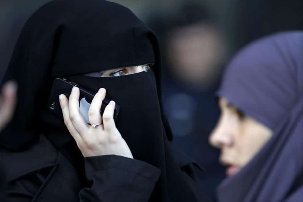 Δικαστήριο Ε.Ε: «Πράσινο φως» σε εταιρείες για να απαγορεύουν τη μαντίλα σε μουσουλμάνες Δικαστήριο Ε.Ε: «Πράσινο φως» σε εταιρείες για να απαγορεύουν τη μαντίλα σε μουσουλμάνες