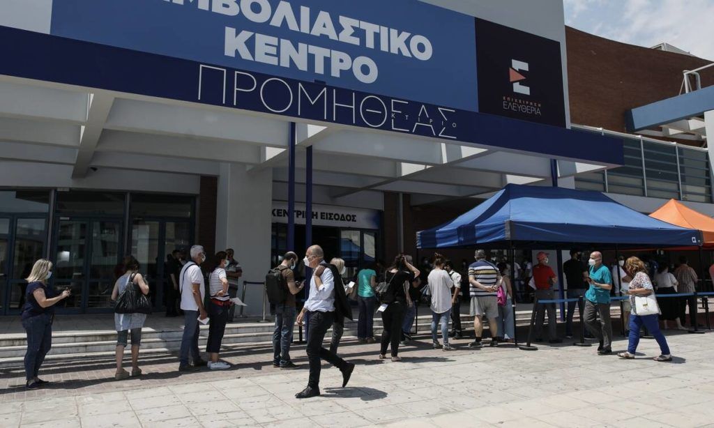 Υποχρεωτικός εμβολιασμός: «Δεύτερες σκέψεις» μετά τους υγειονομικούς – Ορόσημο η 1η Σεπτεμβρίου