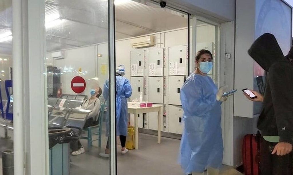 Ραφήνα: Μέσος όρος τα 17 έτη στα 14 θετικά κρούσματα από την Ίο – Άλλα 12 σε καραντίνα στο νησί